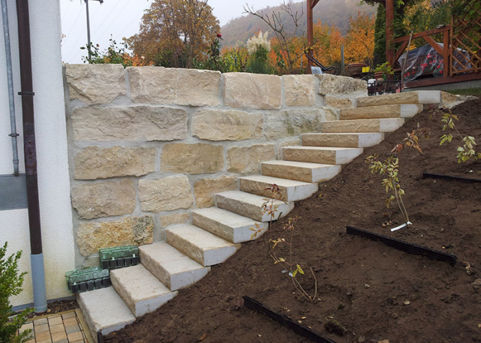 Natursteinmauer und Treppe