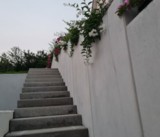 Treppe und Mauer