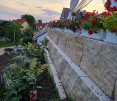 Natursteinmauer im Garten