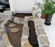 Naturstein als Beeteinfassung