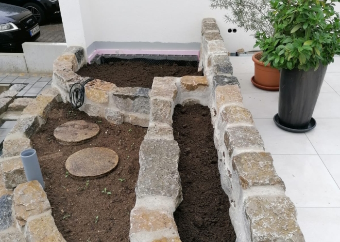 Naturstein als Beeteinfassung