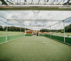 Sportplatz mit Kunstrasen